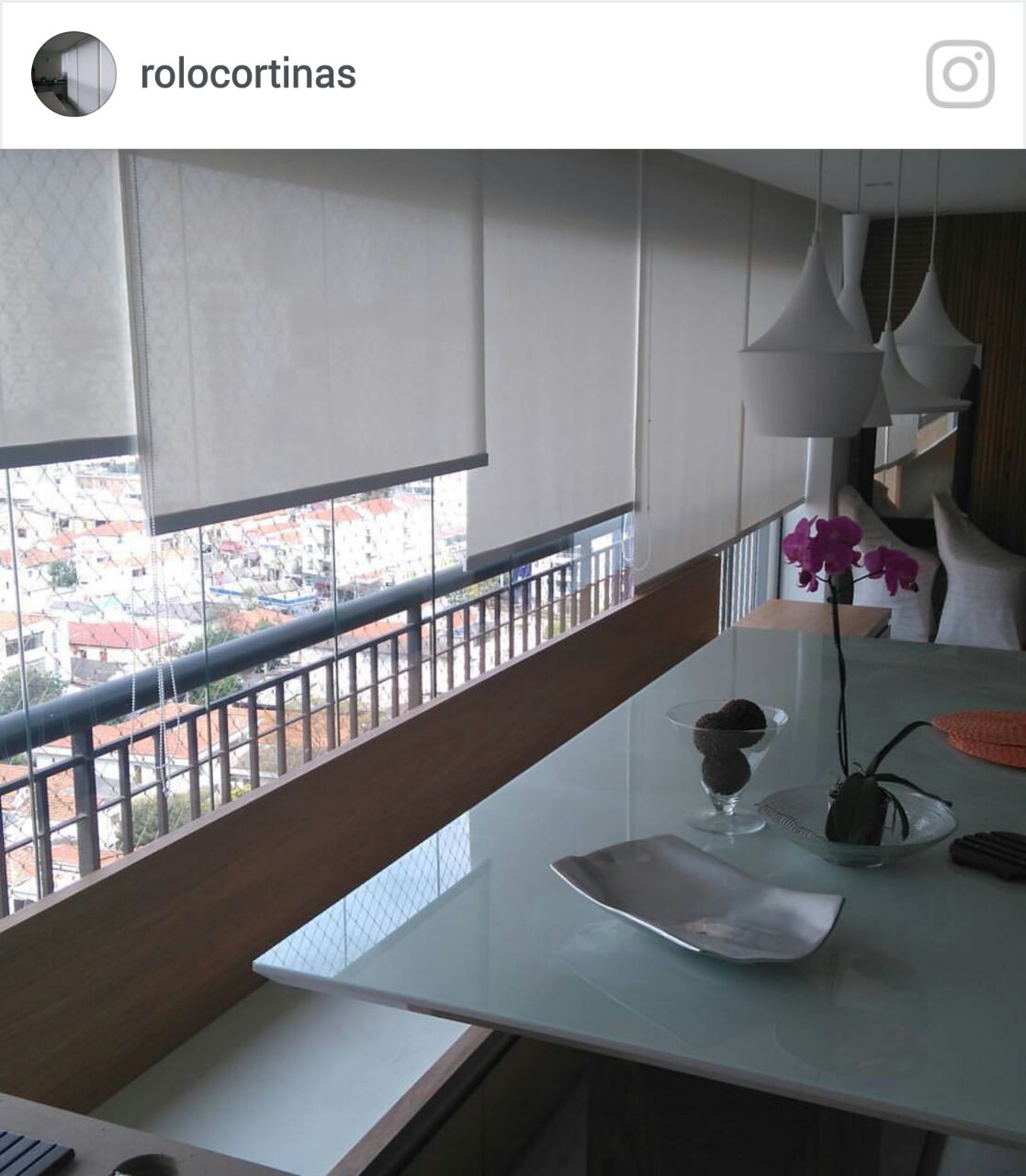 Persianas rolô instaladas em sacada envidraçada